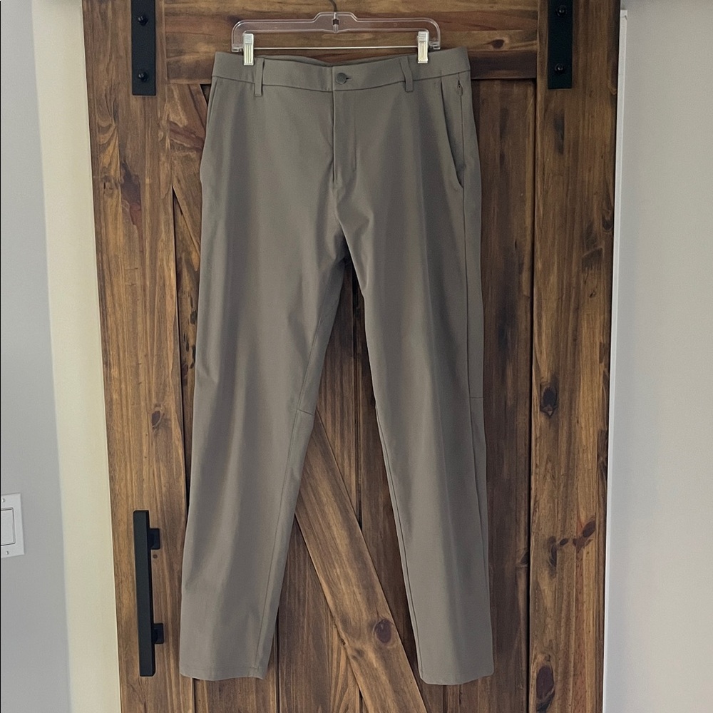 EUC Lululemon athletica Men’s light green/grey Khaki